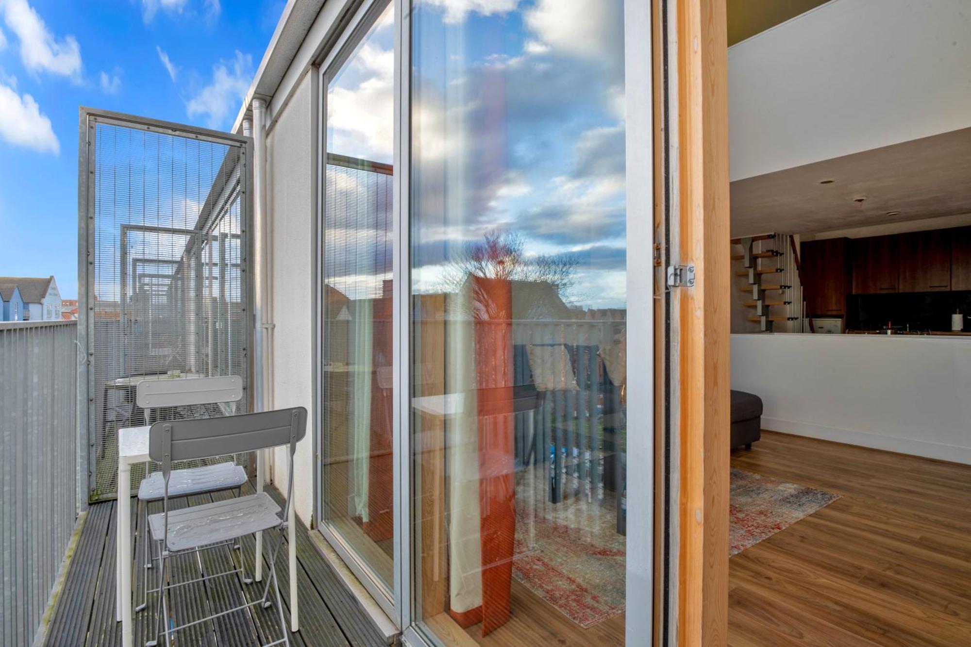 Luxury Waterfront Property With Free Parking Coventry Exterior photo